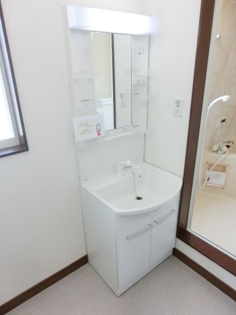 洗面設備　忙しい朝に活躍する独立洗面台です