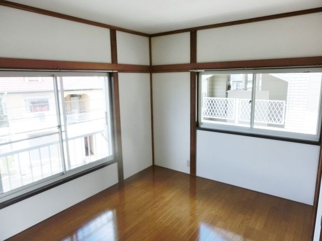 その他部屋・スペース　大きな窓があり明るいお部屋です
