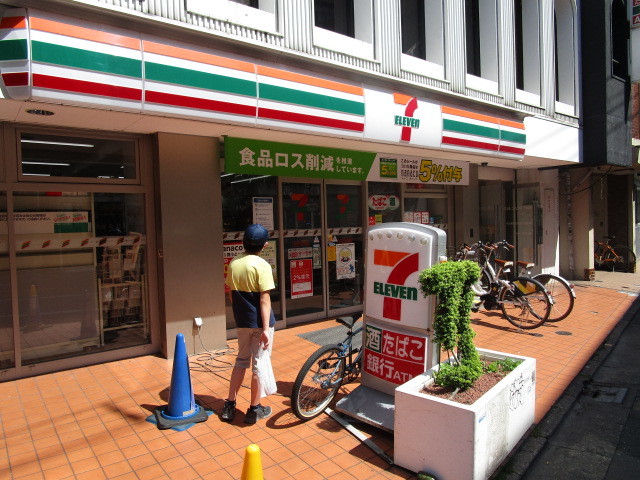 コンビニ　セブンイレブン世田谷下北沢駅前店（コンビニ）まで104m