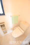 トイレ　落ち着いた色調のトイレです