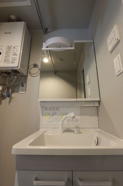 洗面設備　人気設備のシャンプードレッサーを完備しています♪