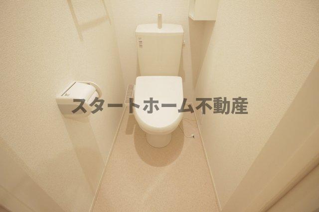 トイレ　落ち着いた色調のトイレです