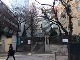 中学校　港区立六本木中学校（中学校）まで837m