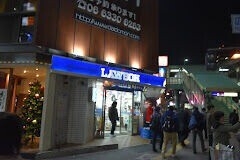 コンビニ　ローソン 江坂駅南口店（コンビニ）まで132m