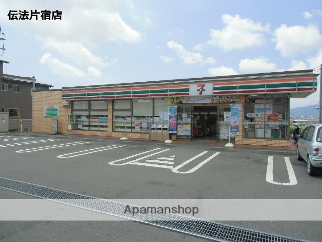 コンビニ　セブンイレブン（コンビニ）まで674m