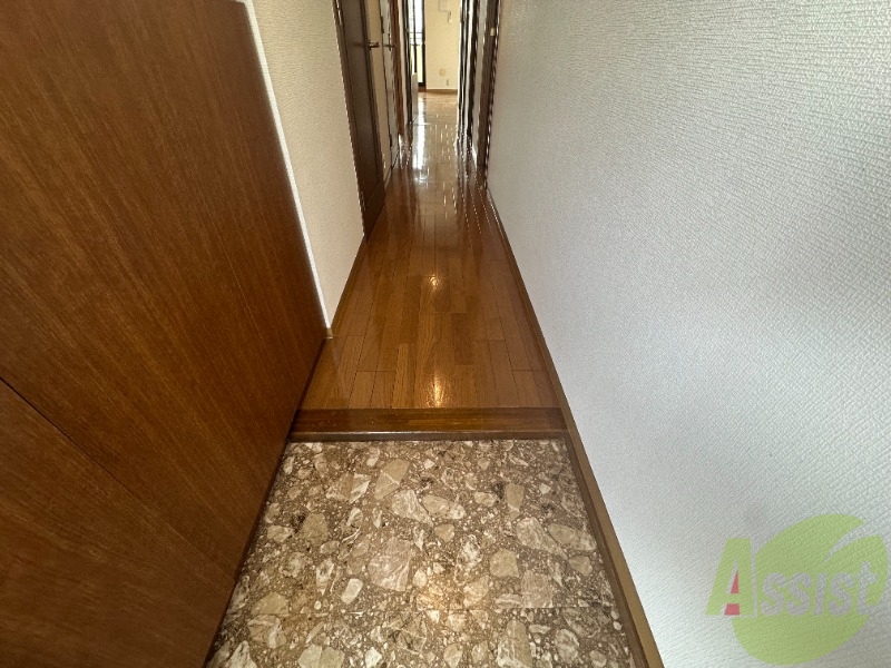 玄関　玄関には廊下もあってすぐお部屋が見えないのもポイントです。