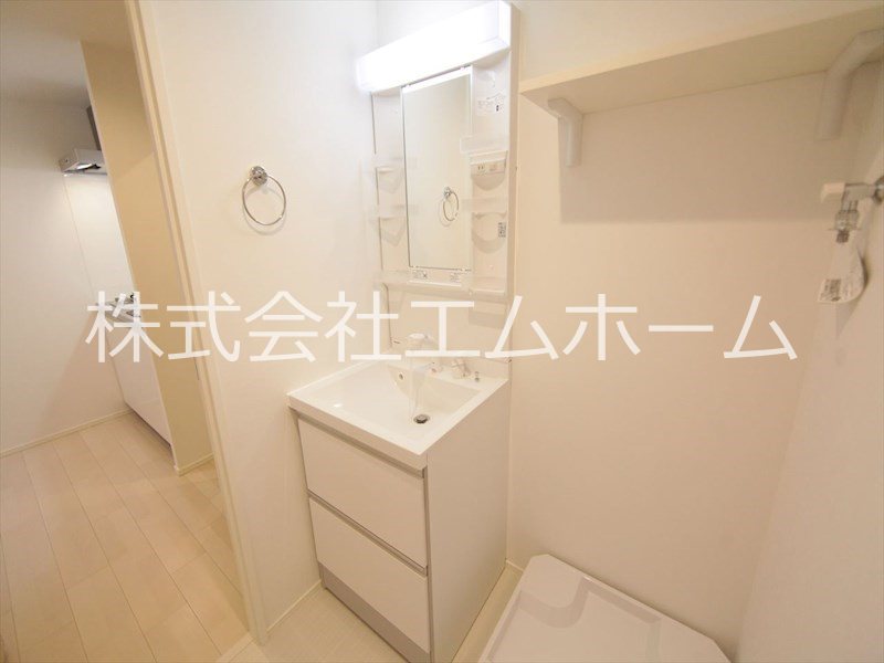洗面設備　脱衣所　独立洗面台（シャンプードレッサー付）同型写真