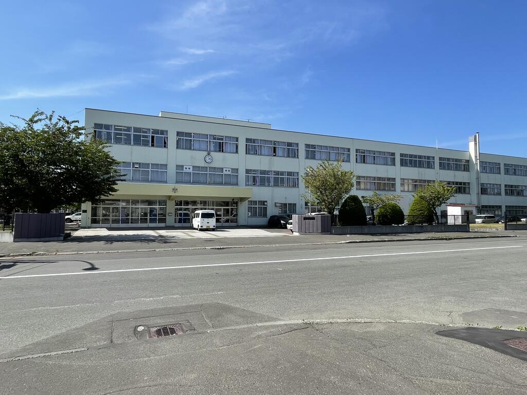 中学校　札幌市立前田中学校（中学校）まで1018m