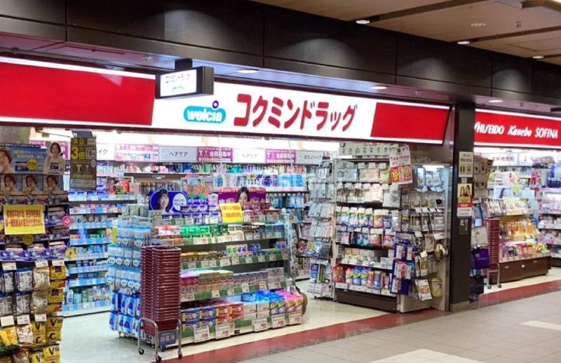 ドラックストア　コクミンドラッグ堂島店（ドラッグストア）まで121m