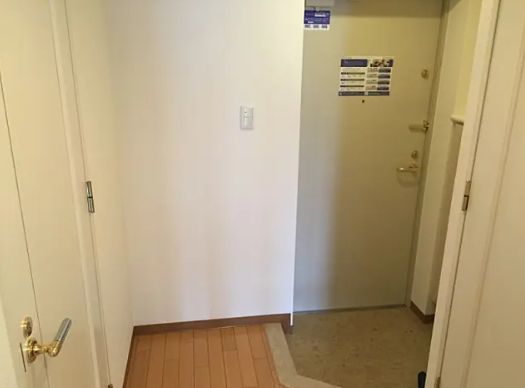 玄関　リノベ前の写真です