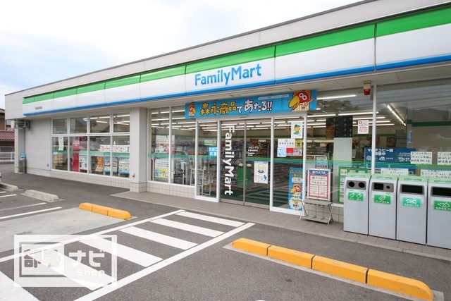 コンビニ　ファミリーマート東温見奈良店（コンビニ）まで700m