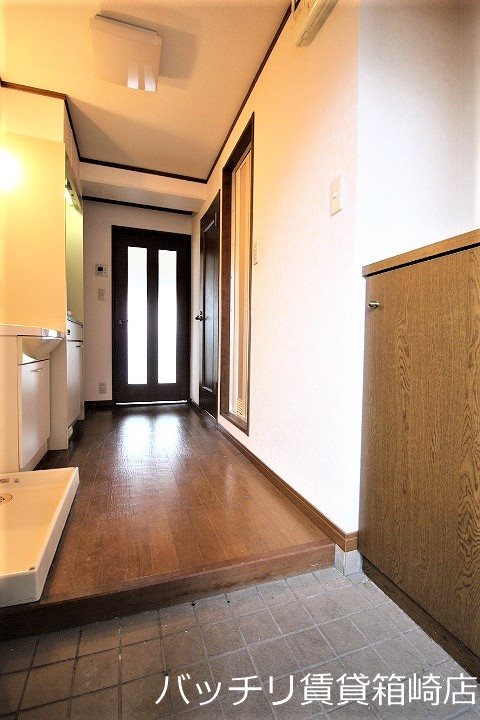 玄関　別号室タイプの為、現状を優先致します。