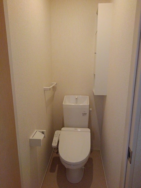 トイレ　嬉しい温水洗浄便座付きです♪
