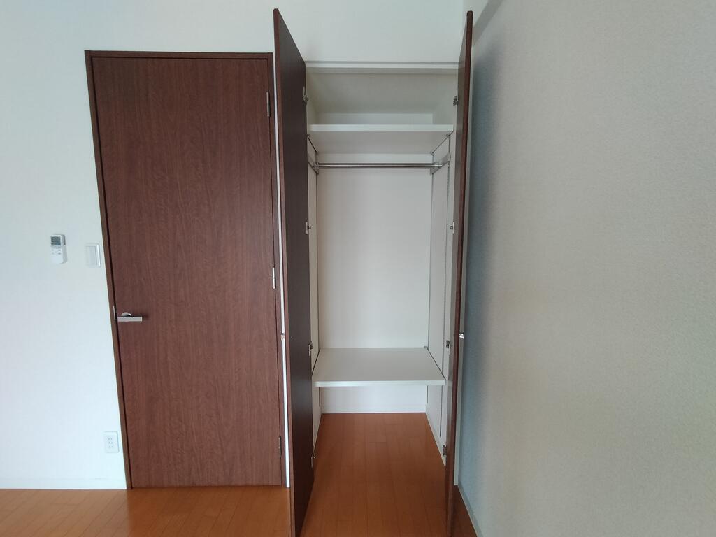 収納　※同建物の別のお部屋の写真です。