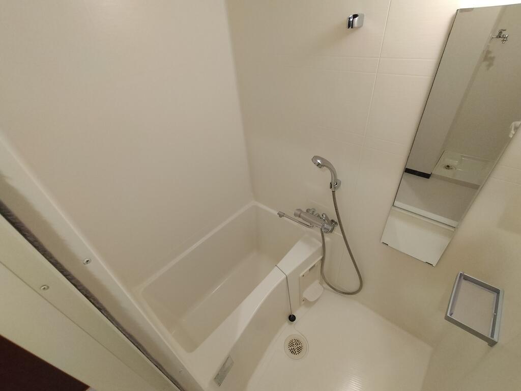 バス・シャワールーム　※同建物の別のお部屋の写真です。
