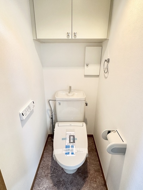 トイレ　温水洗浄機能付き便座