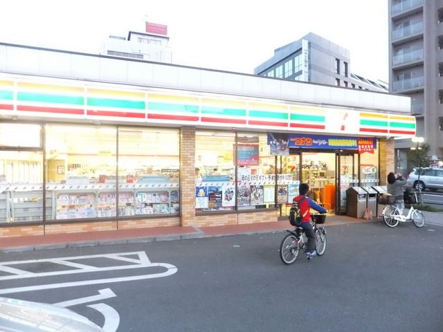 コンビニ　セブンイレブン（コンビニ）まで448m