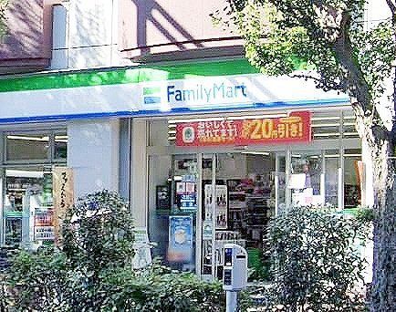 コンビニ　ファミリーマート新宿中央公園店（コンビニ）まで10m