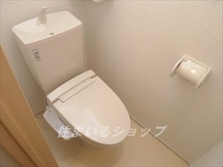 トイレ　シャワートイレ・収納あり