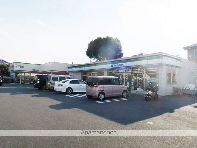コンビニ　ファミリーマート（コンビニ）まで810m