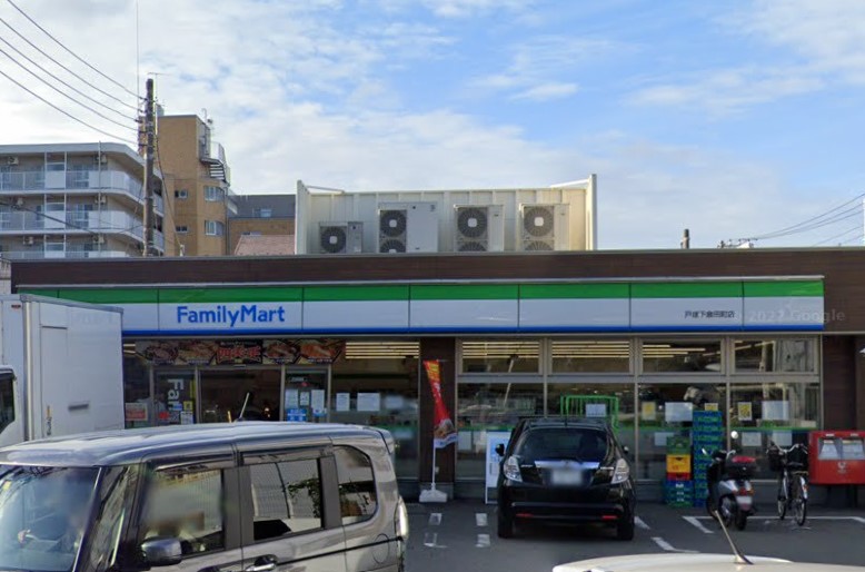 コンビニ　ファミリーマート（コンビニ）まで606m