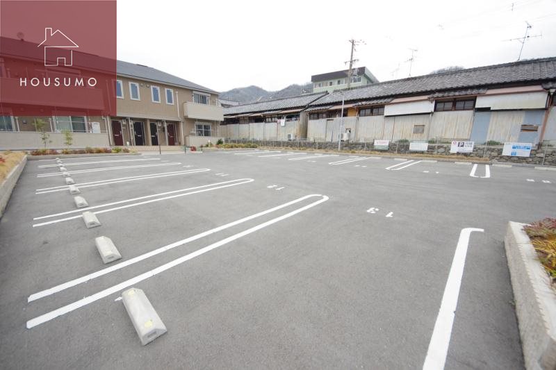 駐車場　駐車場があるので、車を買う予定の方も安心です