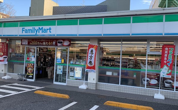 コンビニ　ファミリーマート小豆沢一丁目店（コンビニ）まで147m