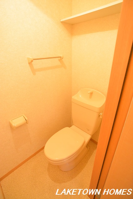 トイレ　上部に収納棚のあるトイレです。