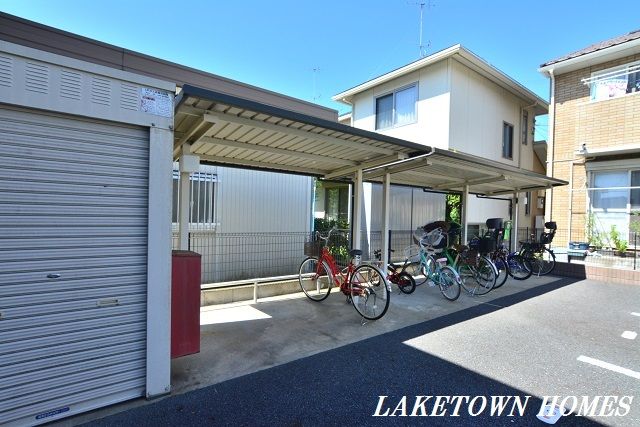 その他共有部分　敷地内に屋根付きの駐輪場があります。
