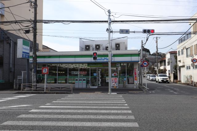 コンビニ　ファミリーマート（コンビニ）まで140m
