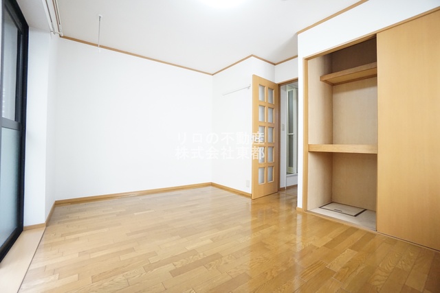 その他部屋・スペース　上品なフローリング仕上げの洋室です！