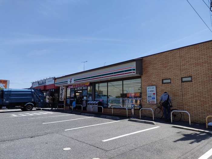 コンビニ　セブンイレブン白鳥町店（コンビニ）まで300m