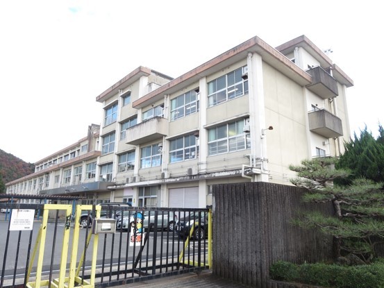 小学校　岐阜市立岩野田北小学校（小学校）まで400m