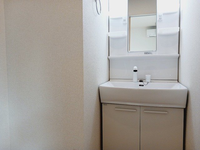 洗面設備　明るい洗面所です