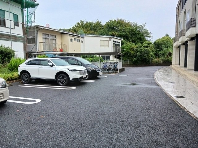 駐車場　駐車場があるので、車を買う予定の方も安心です