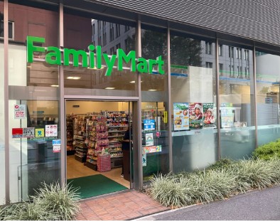 コンビニ　ファミリーマート青山外苑東通り店（コンビニ）まで150m