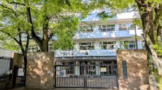 中学校　港区立青山中学校（中学校）まで480m