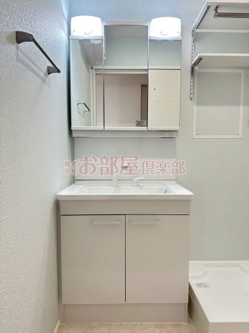 洗面設備　ゆったりとスペースのある洗面所