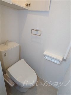 トイレ　シャワートイレ・収納・手すりあり