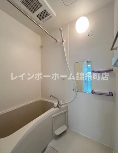 バス・シャワールーム　日々の疲れを癒すお風呂付です おしゃれなリビングです 同建物