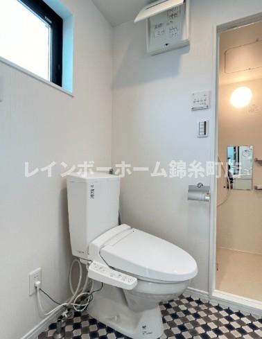 トイレ　落ち着いた色調のトイレです おしゃれなリビングです 同建物・