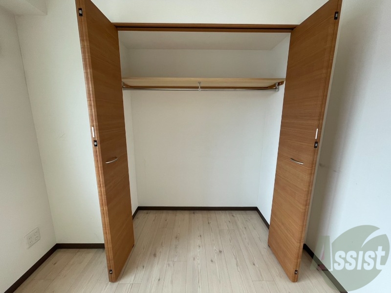 収納　こちらの収納にはハンガーをかけて服もしまえますね。
