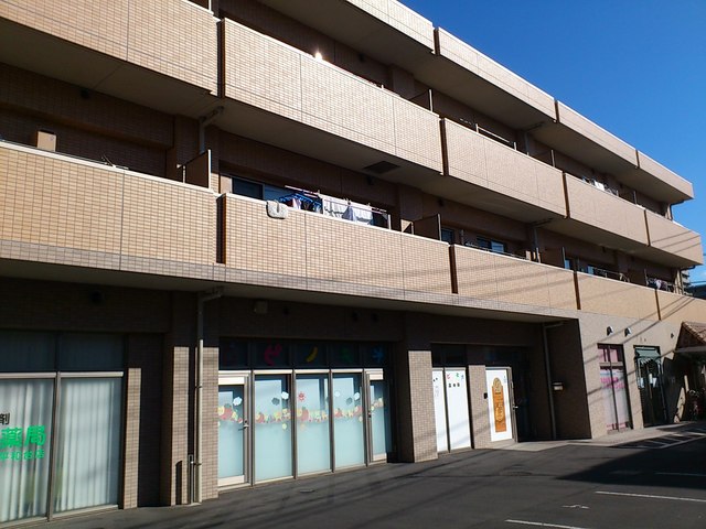 建物外観　３階建てのマンションです