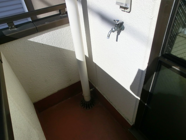 その他　バルコニーに洗濯機置き場があります！