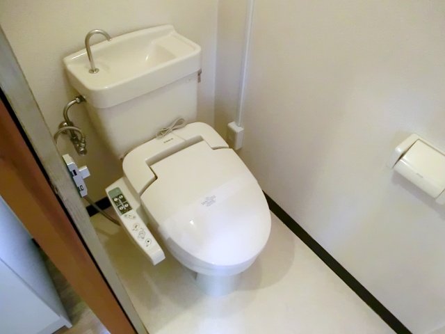 トイレ　温水洗浄便座完備のトイレです。