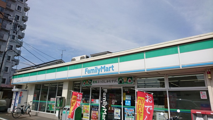 コンビニ　ファミリーマート（コンビニ）まで979m