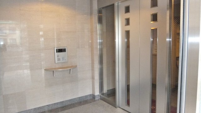 エントランス　オートロック付きのエントランスです