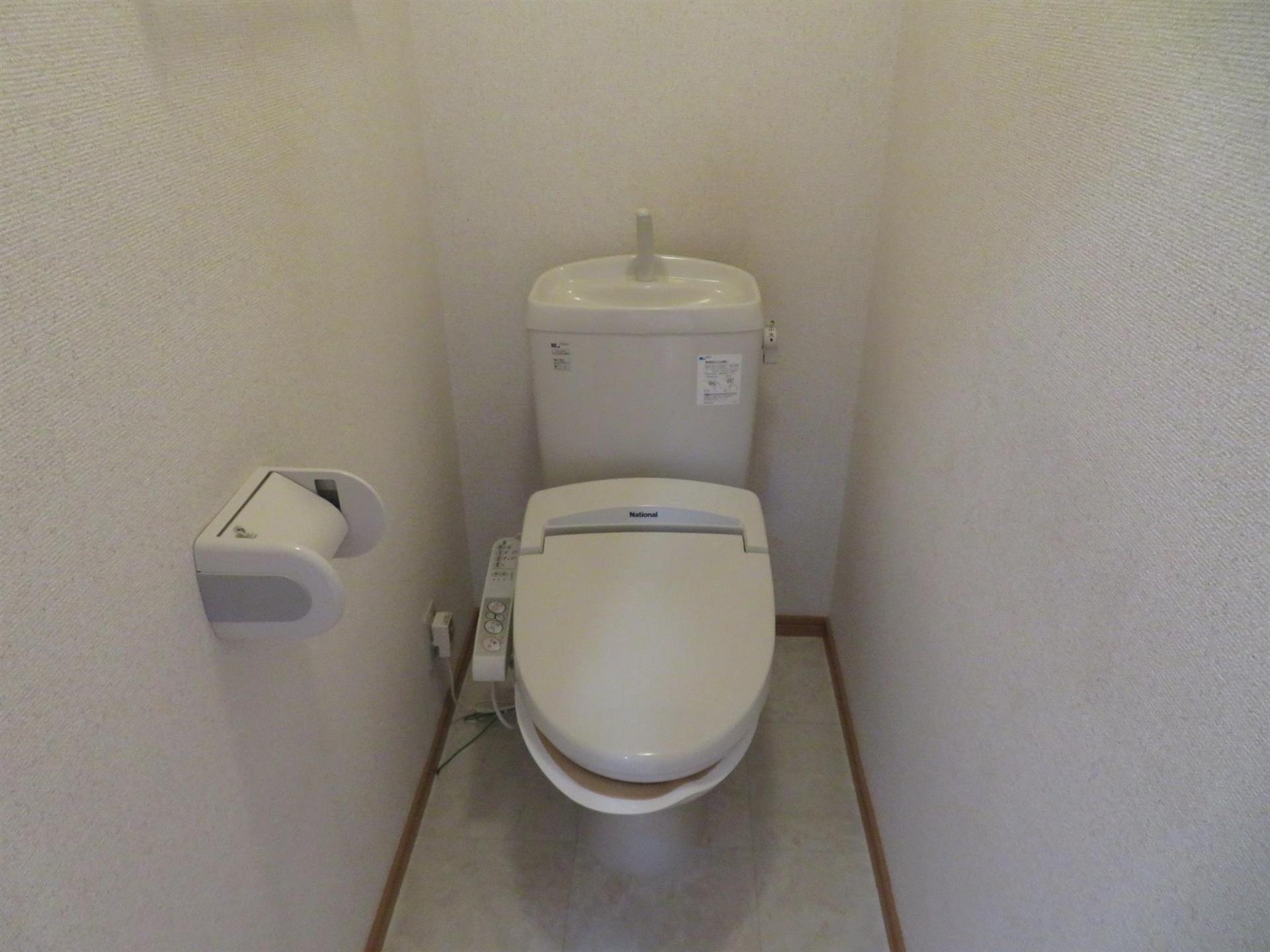トイレ　温水洗浄暖房便座になります。