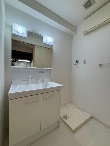 洗面設備　※写真は同じマンションの違う部屋のものになります。