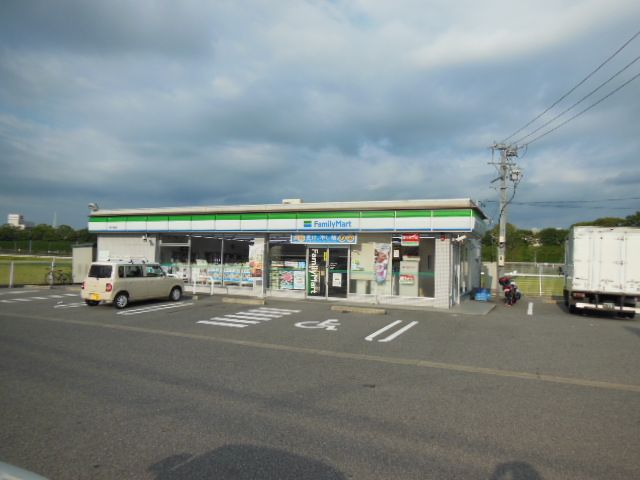 コンビニ　ファミリーマートみよし打越店（コンビニ）まで1221m